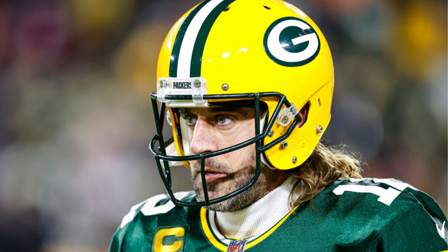 close up of aaron rodgers in full green bay packers uniform during game - Aaron Rodgers says He Misled Media about his Immunization in 2021